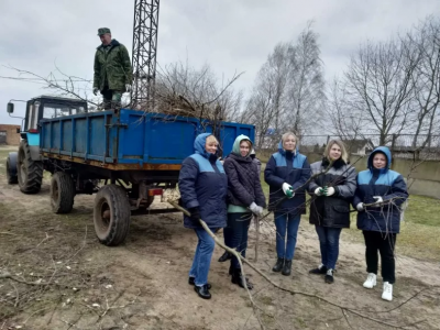 Дружная каманда нашага завода на рэспубліканскім суботніку!