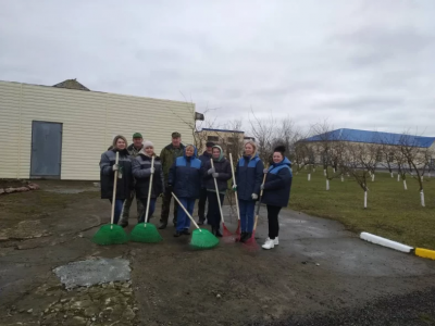 Дружная каманда нашага завода на рэспубліканскім суботніку!