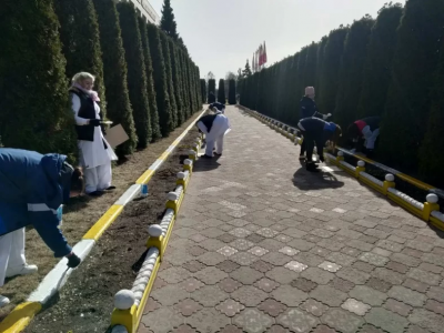 Дружная каманда нашага завода на рэспубліканскім суботніку!