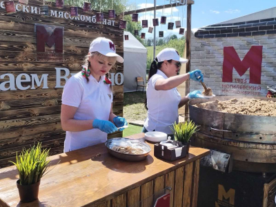 ААТ" Магілёўскі мясакамбінат " на ўрачыстым мерапрыемстве ля помніка капітану Г.К. Уладзіміраву.