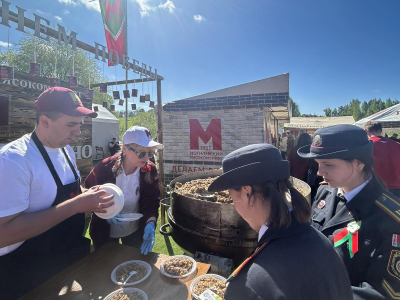 ААТ" Магілёўскі мясакамбінат " на ўрачыстым мерапрыемстве ля помніка капітану Г.К. Уладзіміраву.